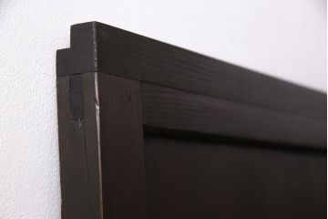 明治期の板戸をリペア&カスタム!戸車、引き手、トイレ表示用錠を取り付け。当店商品を参考に着色し仕上げ。(引き戸、建具)