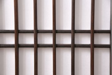 明治大正期の帯戸2枚をリペア&カスタム!それぞれ設置場所に合わせてリサイズ。戸車、引き手を取り付け。プラスチック障子に変更し、当店商品を参考に着色し仕上げ。(引き戸、建具)
