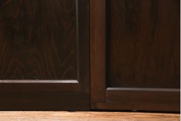 明治大正期の帯戸2枚をリペア&カスタム!それぞれ設置場所に合わせてリサイズ。戸車、引き手を取り付け。プラスチック障子に変更し、当店商品を参考に着色し仕上げ。(引き戸、建具)