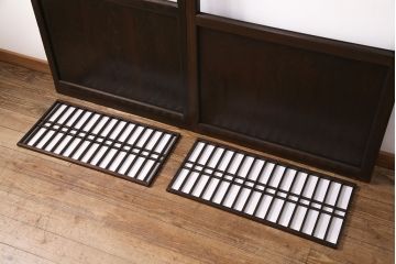 明治大正期の帯戸2枚をリペア&カスタム!それぞれ設置場所に合わせてリサイズ。戸車、引き手を取り付け。プラスチック障子に変更し、当店商品を参考に着色し仕上げ。(引き戸、建具)