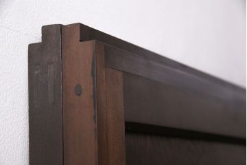 明治大正期の帯戸2枚をリペア&カスタム!それぞれ設置場所に合わせてリサイズ。戸車、引き手を取り付け。プラスチック障子に変更し、当店商品を参考に着色し仕上げ。(引き戸、建具)