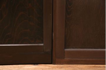 明治大正期の帯戸2枚をリペア&カスタム!それぞれ設置場所に合わせてリサイズ。戸車、引き手を取り付け。プラスチック障子に変更し、当店商品を参考に着色し仕上げ。(引き戸、建具)