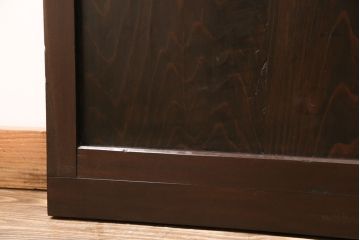 明治大正期の帯戸2枚をリペア&カスタム!それぞれ設置場所に合わせてリサイズ。戸車、引き手を取り付け。プラスチック障子に変更し、当店商品を参考に着色し仕上げ。(引き戸、建具)