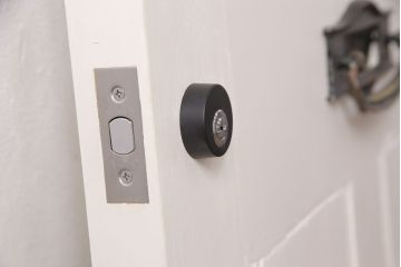 木製ドアをリペア&カスタム!設置場所に合わせてリサイズ。プレート、雨避けは取り外し、本締錠を取り付け。アンティークホワイトのペイント仕上げ。(扉、建具)