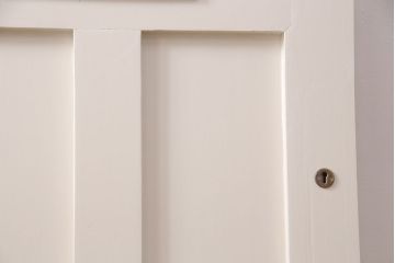 木製ドアをリペア&カスタム!設置場所に合わせてリサイズ。プレート、雨避けは取り外し、本締錠を取り付け。アンティークホワイトのペイント仕上げ。(扉、建具)