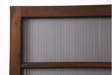 明治期の格子蔵戸をリペア&カスタム!設置場所に合わせてリサイズ。格子裏にスリガラスを入れ込み、戸車・サムターン錠、引き手を取り付け。現状の色に赤味を足した色味に着色し仕上げ。(引き戸、玄関戸、建具)