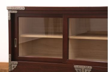 民芸家具の箪笥ローボードをリペア&カスタム!天板は本体の色味に合わせて着色し、内側から補強。建具はガラス戸へ変更。背面穴開け加工。(リビングボード、テレビボード、和タンス)