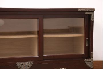 民芸家具の箪笥ローボードをリペア&カスタム!天板は本体の色味に合わせて着色し、内側から補強。建具はガラス戸へ変更。背面穴開け加工。(リビングボード、テレビボード、和タンス)