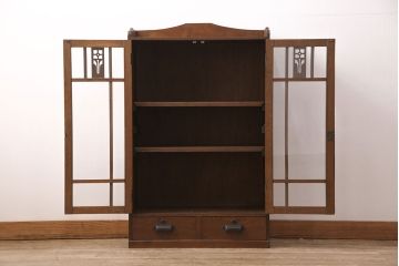 大正昭和初期の本棚をリペア&カスタム!取り外し可能な棚板を設置。建具にクリアガラスを組み入れ、1トーン落ち着いた色味に着色し仕上げ。(収納棚、ブックケース、飾り棚)