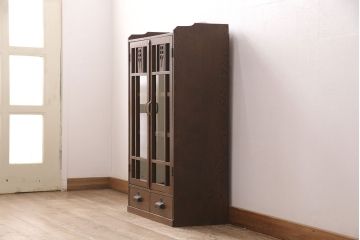 大正昭和初期の本棚をリペア&カスタム!取り外し可能な棚板を設置。建具にクリアガラスを組み入れ、1トーン落ち着いた色味に着色し仕上げ。(収納棚、ブックケース、飾り棚)