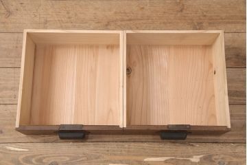 大正昭和初期の本棚をリペア&カスタム!取り外し可能な棚板を設置。建具にクリアガラスを組み入れ、1トーン落ち着いた色味に着色し仕上げ。(収納棚、ブックケース、飾り棚)