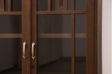 大正昭和初期の本棚をリペア&カスタム!取り外し可能な棚板を設置。建具にクリアガラスを組み入れ、1トーン落ち着いた色味に着色し仕上げ。(収納棚、ブックケース、飾り棚)