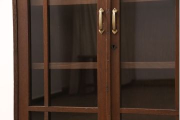大正昭和初期の本棚をリペア&カスタム!取り外し可能な棚板を設置。建具にクリアガラスを組み入れ、1トーン落ち着いた色味に着色し仕上げ。(収納棚、ブックケース、飾り棚)