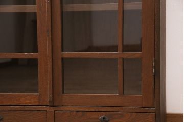 大正昭和初期の本棚をリペア&カスタム!取り外し可能な棚板を設置。建具にクリアガラスを組み入れ、1トーン落ち着いた色味に着色し仕上げ。(収納棚、ブックケース、飾り棚)