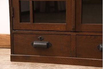 大正昭和初期の本棚をリペア&カスタム!取り外し可能な棚板を設置。建具にクリアガラスを組み入れ、1トーン落ち着いた色味に着色し仕上げ。(収納棚、ブックケース、飾り棚)