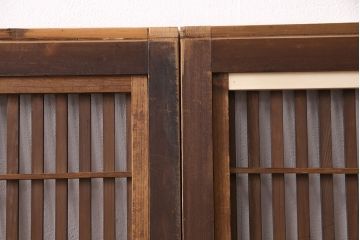 明治大正期の格子戸2枚をリペア&カスタム!設置場所に合わせてリサイズし、戸車を取り付け。クリアワックス仕上げ。(引き戸、建具)
