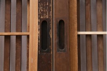 明治大正期の格子戸2枚をリペア&カスタム!設置場所に合わせてリサイズし、戸車を取り付け。クリアワックス仕上げ。(引き戸、建具)