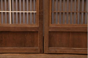 明治大正期の格子戸2枚をリペア&カスタム!設置場所に合わせてリサイズし、戸車を取り付け。クリアワックス仕上げ。(引き戸、建具)