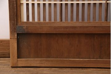 明治大正期の格子戸2枚をリペア&カスタム!設置場所に合わせてリサイズし、戸車を取り付け。クリアワックス仕上げ。(引き戸、建具)