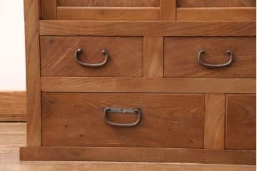 重ね箪笥をリペア&カスタム!ストリップド(剥離)加工を施し、蜜蝋ワックス仕上げ。(収納棚、戸棚、水屋箪笥、キャビネット)