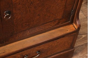茶箪笥の見た目を変えずに綺麗にリペア!1トーン落ち着いた色味に着色し仕上げ。(飾り棚、茶棚)