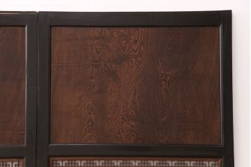 板戸4枚の見た目を変えずに綺麗にリペア!ホゾの締め直し、隙間の矯正。組子の欠損部分を新たに製作し、現状に近しい色味に着色。障子を張り替え。(引き戸、建具)