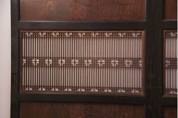 板戸4枚の見た目を変えずに綺麗にリペア!ホゾの締め直し、隙間の矯正。組子の欠損部分を新たに製作し、現状に近しい色味に着色。障子を張り替え。(引き戸、建具)