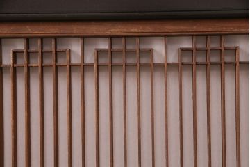 板戸4枚の見た目を変えずに綺麗にリペア!ホゾの締め直し、隙間の矯正。組子の欠損部分を新たに製作し、現状に近しい色味に着色。障子を張り替え。(引き戸、建具)