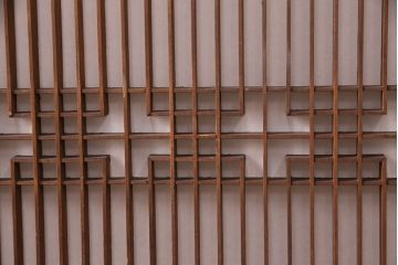 板戸4枚の見た目を変えずに綺麗にリペア!ホゾの締め直し、隙間の矯正。組子の欠損部分を新たに製作し、現状に近しい色味に着色。障子を張り替え。(引き戸、建具)