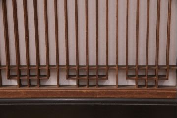 板戸4枚の見た目を変えずに綺麗にリペア!ホゾの締め直し、隙間の矯正。組子の欠損部分を新たに製作し、現状に近しい色味に着色。障子を張り替え。(引き戸、建具)