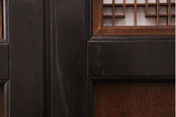 板戸4枚の見た目を変えずに綺麗にリペア!ホゾの締め直し、隙間の矯正。組子の欠損部分を新たに製作し、現状に近しい色味に着色。障子を張り替え。(引き戸、建具)