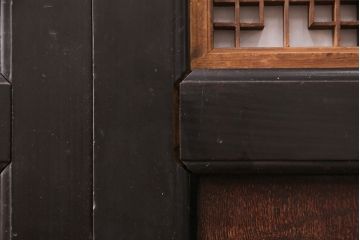 板戸4枚の見た目を変えずに綺麗にリペア!ホゾの締め直し、隙間の矯正。組子の欠損部分を新たに製作し、現状に近しい色味に着色。障子を張り替え。(引き戸、建具)