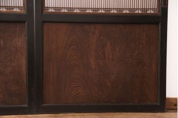 板戸4枚の見た目を変えずに綺麗にリペア!ホゾの締め直し、隙間の矯正。組子の欠損部分を新たに製作し、現状に近しい色味に着色。障子を張り替え。(引き戸、建具)