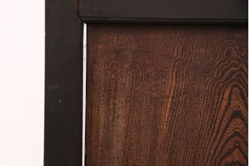 板戸4枚の見た目を変えずに綺麗にリペア!ホゾの締め直し、隙間の矯正。組子の欠損部分を新たに製作し、現状に近しい色味に着色。障子を張り替え。(引き戸、建具)