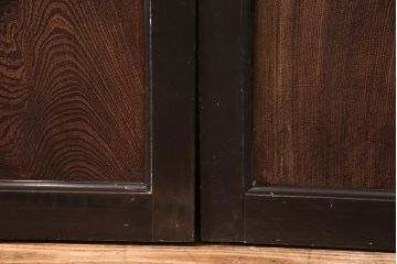 板戸4枚の見た目を変えずに綺麗にリペア!ホゾの締め直し、隙間の矯正。組子の欠損部分を新たに製作し、現状に近しい色味に着色。障子を張り替え。(引き戸、建具)