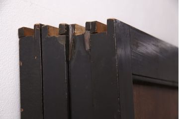 板戸4枚の見た目を変えずに綺麗にリペア!ホゾの締め直し、隙間の矯正。組子の欠損部分を新たに製作し、現状に近しい色味に着色。障子を張り替え。(引き戸、建具)