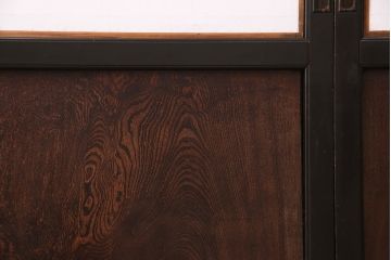 板戸4枚の見た目を変えずに綺麗にリペア!ホゾの締め直し、隙間の矯正。組子の欠損部分を新たに製作し、現状に近しい色味に着色。障子を張り替え。(引き戸、建具)
