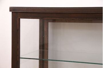 ガラスケースをリペア&カスタム!木製の棚板を取り外し可能なガラス製に変更。縁飾りを取り外し、取っ手を取り付け。濃い茶色で着色し仕上げ。(陳列棚、ショーケース)