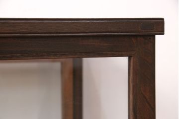 ガラスケースをリペア&カスタム!木製の棚板を取り外し可能なガラス製に変更。縁飾りを取り外し、取っ手を取り付け。濃い茶色で着色し仕上げ。(陳列棚、ショーケース)