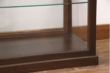 ガラスケースをリペア&カスタム!木製の棚板を取り外し可能なガラス製に変更。縁飾りを取り外し、取っ手を取り付け。濃い茶色で着色し仕上げ。(陳列棚、ショーケース)