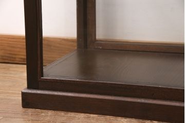 ガラスケースをリペア&カスタム!木製の棚板を取り外し可能なガラス製に変更。縁飾りを取り外し、取っ手を取り付け。濃い茶色で着色し仕上げ。(陳列棚、ショーケース)