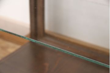 ガラスケースをリペア&カスタム!木製の棚板を取り外し可能なガラス製に変更。縁飾りを取り外し、取っ手を取り付け。濃い茶色で着色し仕上げ。(陳列棚、ショーケース)