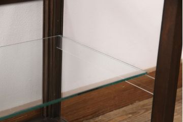 ガラスケースをリペア&カスタム!木製の棚板を取り外し可能なガラス製に変更。縁飾りを取り外し、取っ手を取り付け。濃い茶色で着色し仕上げ。(陳列棚、ショーケース)