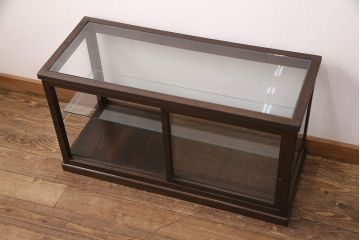 ガラスケースをリペア&カスタム!木製の棚板を取り外し可能なガラス製に変更。縁飾りを取り外し、取っ手を取り付け。濃い茶色で着色し仕上げ。(陳列棚、ショーケース)