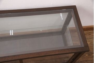 ガラスケースをリペア&カスタム!木製の棚板を取り外し可能なガラス製に変更。縁飾りを取り外し、取っ手を取り付け。濃い茶色で着色し仕上げ。(陳列棚、ショーケース)