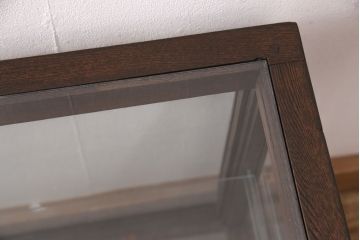 ガラスケースをリペア&カスタム!木製の棚板を取り外し可能なガラス製に変更。縁飾りを取り外し、取っ手を取り付け。濃い茶色で着色し仕上げ。(陳列棚、ショーケース)