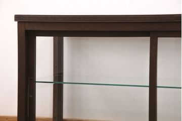 ガラスケースをリペア&カスタム!木製の棚板を取り外し可能なガラス製に変更。縁飾りを取り外し、取っ手を取り付け。濃い茶色で着色し仕上げ。(陳列棚、ショーケース)