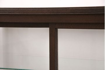 ガラスケースをリペア&カスタム!木製の棚板を取り外し可能なガラス製に変更。縁飾りを取り外し、取っ手を取り付け。濃い茶色で着色し仕上げ。(陳列棚、ショーケース)