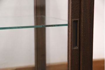 ガラスケースをリペア&カスタム!木製の棚板を取り外し可能なガラス製に変更。縁飾りを取り外し、取っ手を取り付け。濃い茶色で着色し仕上げ。(陳列棚、ショーケース)