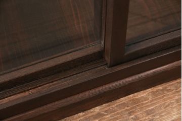 ガラスケースをリペア&カスタム!木製の棚板を取り外し可能なガラス製に変更。縁飾りを取り外し、取っ手を取り付け。濃い茶色で着色し仕上げ。(陳列棚、ショーケース)